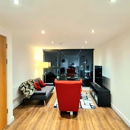 1-Bedroom Aprt In Salford- Freeparking- Sleeps3 Манчестър Екстериор снимка
